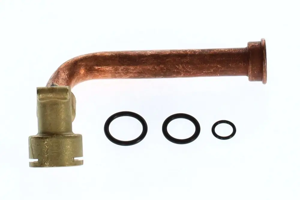 Rohr aus Kupfer mit einer rechtwinkligen Biegung und einer Metallverbindung. Enthalten sind drei schwarze O-Ringe. Hersteller: Bosch.